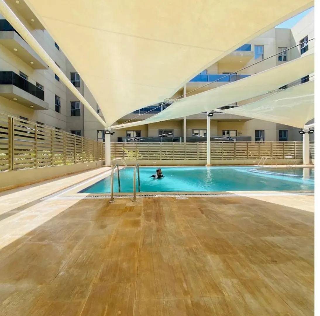 民宿 Private Room With Swimming Pool View In A New Building -Sharing Apartment 沙迦